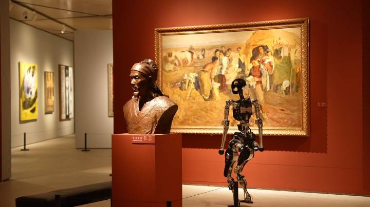 PNDbotics携人形机器人Adam亮相央美AI活动周，探索科技与艺术的融合(图1)